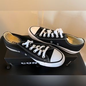 NWOT Converse - Chuck Taylor’s All Star Classic (Low Top)